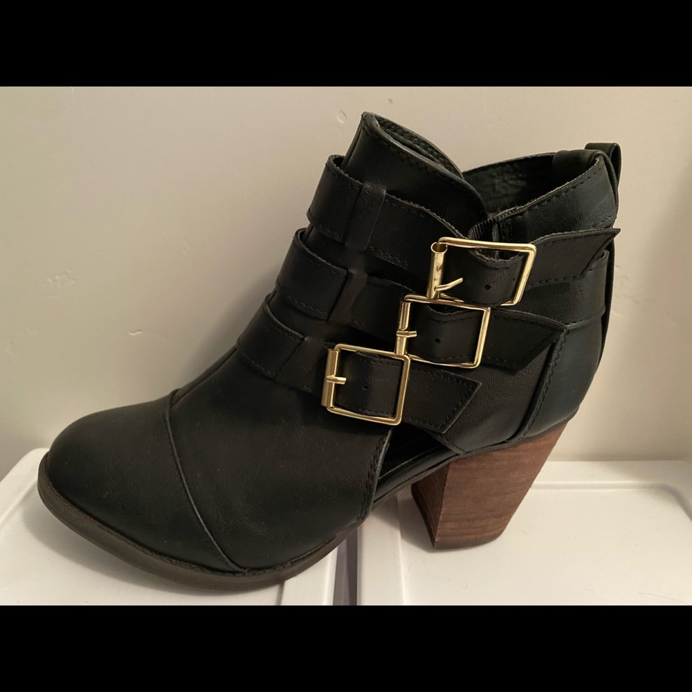 Black size 7 booties